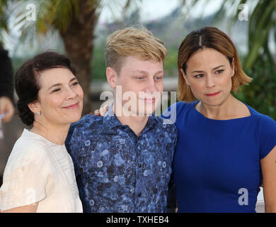 Anne Dorval (L), Antoine Olivier Pilon et Suzanne Clement arrivent à être pris en photo pour le film "maman" lors de la 67 e assemblée annuelle du Festival International du Film de Cannes à Cannes, France le 22 mai 2014. UPI/David Silpa Banque D'Images