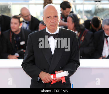 Alain Sarde arrive à la bourse photo après avoir reçu le Prix du Jury pour Jean-Luc Godard pour le film "Adieu au langage (au revoir à la langue)" lors de la 67 e assemblée annuelle du Festival International du Film de Cannes à Cannes, France le 24 mai 2014. UPI/David Silpa Banque D'Images