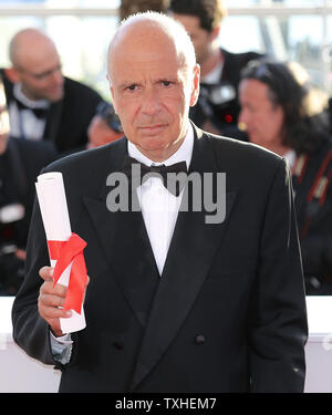 Alain Sarde arrive à la bourse photo après avoir reçu le Prix du Jury pour Jean-Luc Godard pour le film "Adieu au langage (au revoir à la langue)" lors de la 67 e assemblée annuelle du Festival International du Film de Cannes à Cannes, France le 24 mai 2014. UPI/David Silpa Banque D'Images