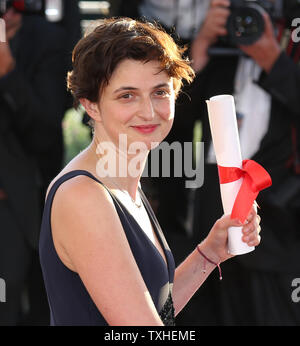Alice Rohrwacher arrive à la bourse photo après avoir reçu le Grand Prix pour le film 'Le Meraviglie (les merveilles)' lors de la 67 e assemblée annuelle du Festival International du Film de Cannes à Cannes, France le 24 mai 2014. UPI/David Silpa Banque D'Images