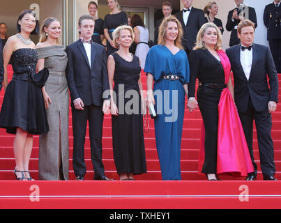 (De G à D) Fleur Pellerin, Sara Forestier, Rod Paradot, Emmanuelle Bercot, Catherine Deneuve et Benoît Magimel arrivent sur les marches du Palais des Festivals avant la projection du film 'La tête haute (debout) lors de la 68e assemblée annuelle Cannes International Film Festival de Cannes (France) le 13 mai 2015. Photo de David Silpa/UPI Banque D'Images