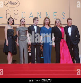 (De G à D) Fleur Pellerin, Sara Forestier, Rod Paradot, Emmanuelle Bercot, Catherine Deneuve et Benoît Magimel arrivent sur les marches du Palais des Festivals avant la projection du film 'La tête haute (debout) lors de la 68e assemblée annuelle Cannes International Film Festival de Cannes (France) le 13 mai 2015. Photo de David Silpa/UPI Banque D'Images