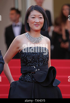 Le ministre français de la Culture, Fleur Pellerin arrive sur les marches du Palais des Festivals avant la projection du film 'La tête haute (debout) lors de la 68e assemblée annuelle Cannes International Film Festival de Cannes (France) le 13 mai 2015. Photo de David Silpa/UPI Banque D'Images