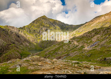 La face est de Snowdon (3,560ft) vu de la piste Pyg, Parc National de Snowdonia, Gwynedd, Pays de Galles, Royaume-Uni Banque D'Images
