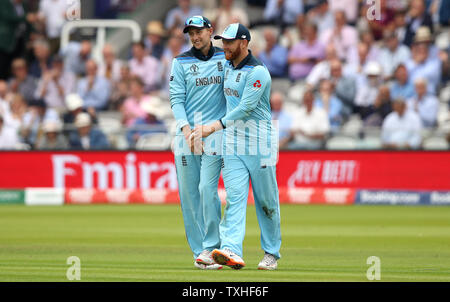 Joe l'Angleterre (à gauche) célèbre racine à attraper l'Australie David Warner avec coéquipier Jonny Bairstow (à droite) au cours de l'ICC Cricket World Cup phase groupe match à Lord's, Londres. Banque D'Images