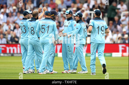 Joe l'Angleterre (Racine) célèbre centre de l'Australie hors rattrapage David Warner avec l'équipe au cours de l'ICC Cricket World Cup phase groupe match à Lord's, Londres. Banque D'Images