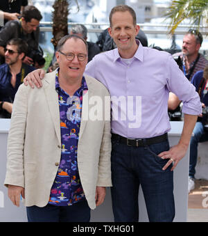 Directeur général de la création d'Disney John Lasseter (L) et Pete Docter arrivent à un photocall pour le film 'Inside Out' annuel lors de la 68e Festival International du Film de Cannes à Cannes, France le 18 mai 2015. Photo de David Silpa/UPI Banque D'Images