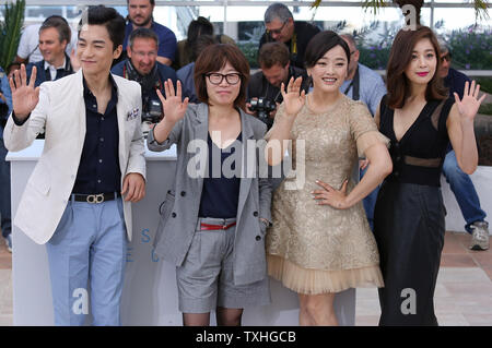 (De G à D) Young-Min Kim, Su-Won Shin, So-Hyun Kwon et Young-Hee Seo arrivent à un photocall pour le film 'Madonna' annuel lors de la 68e Festival International du Film de Cannes à Cannes, France le 20 mai 2015. Photo de David Silpa/UPI Banque D'Images