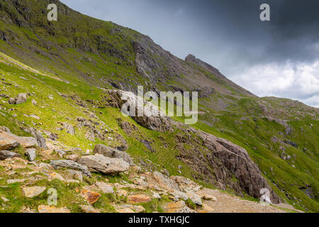 Un rayon de soleil sur la piste Pyg vu de la piste des mineurs, Parc National de Snowdonia, Gwynedd, Pays de Galles, Royaume-Uni Banque D'Images