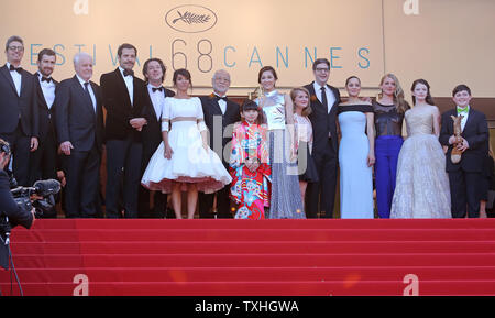 L'équipe du film 'Le Petit Prince', y compris André Dussollier, Guillaume Gallienne, Florence Foresti, Laurent Lafitte, Clara, 92100, Masahiko Tsugawa Rio Suzuki, Asaka Seto, Marion Cotillard, Riley Osborne, Charlotte Vandermeersch, Mark Osborne et Mackenzie Foy, arriver sur les marches du Palais des Festivals avant la projection de son film annuel lors de la 68e Festival International du Film de Cannes à Cannes, France le 22 mai 2015. Photo de David Silpa/UPI.. Banque D'Images