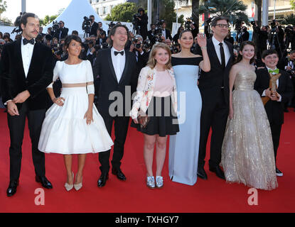 L'équipe du film 'Le Petit Prince', y compris Laurent Lafitte, Florence Foresti, Guillaume Gallienne, Clara, 92100 Marion Cotillard, Riley Osborne, Mark Osborne et Mackenzie Foy, arriver sur les marches du Palais des Festivals avant la projection de son film annuel lors de la 68e Festival International du Film de Cannes à Cannes, France le 22 mai 2015. Photo de David Silpa/UPI Banque D'Images