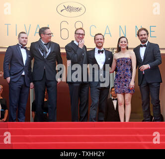 L'équipe du film 'Macbeth', y compris Michael Fassbender, Marion Cotillard et Justin Kurzel, arrive sur les marches du Palais des Festivals avant la projection de son film annuel lors de la 68e Festival International du Film de Cannes à Cannes, France le 23 mai 2015. Photo de David Silpa/UPI Banque D'Images