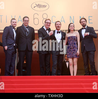 L'équipe du film 'Macbeth', y compris Michael Fassbender, Marion Cotillard et Justin Kurzel, arrive sur les marches du Palais des Festivals avant la projection de son film annuel lors de la 68e Festival International du Film de Cannes à Cannes, France le 23 mai 2015. Photo de David Silpa/UPI Banque D'Images