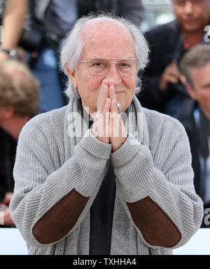 Vittorio Storaro arrive à un photocall pour le film 'Cafe Society' au cours de la 69e assemblée annuelle du Festival International du Film de Cannes à Cannes, France le 11 mai 2016. Photo de David Silpa/UPI Banque D'Images