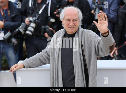 Vittorio Storaro arrive à un photocall pour le film 'Cafe Society' au cours de la 69e assemblée annuelle du Festival International du Film de Cannes à Cannes, France le 11 mai 2016. Photo de David Silpa/UPI Banque D'Images