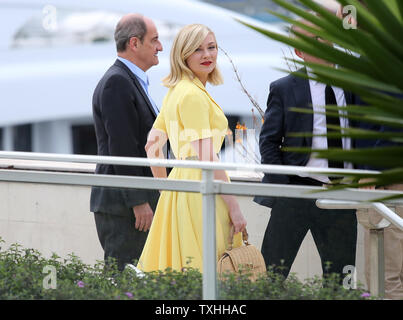 Kirsten Dunst arrive à un jury photocall lors de la 69 e assemblée annuelle du Festival International du Film de Cannes à Cannes, France le 11 mai 2016. Photo de David Silpa/UPI Banque D'Images