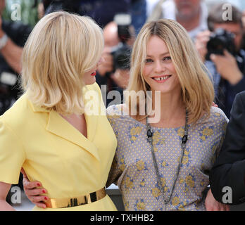 Kirsten Dunst (L) et Vanessa Paradis arrive à un jury photocall lors de la 69 e assemblée annuelle du Festival International du Film de Cannes à Cannes, France le 11 mai 2016. Photo de David Silpa/UPI Banque D'Images