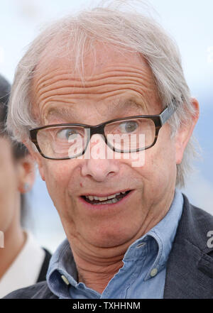 Ken Loach arrive à un photocall pour le film 'I, Daniel Blake' lors de la 69 e assemblée annuelle du Festival International du Film de Cannes à Cannes, France le 13 mai 2016. Photo de David Silpa/UPI Banque D'Images