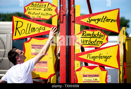 Hanovre, Allemagne. 25 Juin, 2019. Showman Kai Thies établit le fairground attraction 'Hau den Lukas' sur l'. Heerstraße 20 Le 490th Schützenfest a lieu du 28 juin au 7 juillet. Selon les organisateurs, c'est la plus grande fête de tir au monde. Plus d'un million de visiteurs sont attendus. Credit : Hauke-Christian Dittrich/dpa/Alamy Live News Banque D'Images