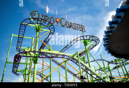 Hanovre, Allemagne. 25 Juin, 2019. La montagne russe "Eurocoaster" se dresse sur la Heerstraße 20. Le 490th Schützenfest a lieu du 28 juin au 7 juillet. Selon les organisateurs, c'est la plus grande fête de tir au monde. Plus d'un million de visiteurs sont attendus. Credit : Hauke-Christian Dittrich/dpa/Alamy Live News Banque D'Images