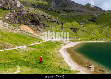 Les mineurs voie jupes autour de Glaslyn lake - sa couleur verte le résultat de dépôts de cuivre dans la roche, le parc national de Snowdonia, Gwynedd, Pays de Galles, Royaume-Uni Banque D'Images