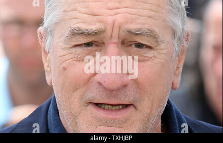 Robert De Niro arrive à un photocall pour le film 'Les mains de Pierre' lors de la 69 e assemblée annuelle du Festival International du Film de Cannes à Cannes, France, le 16 mai 2016. Photo de David Silpa/UPI Banque D'Images