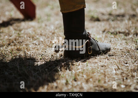 Close up sur cowboys boot sur l'herbe Banque D'Images