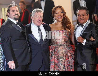 (De G à D) Jonathan Jakubowicz, Robert De Niro, Grace Hightower et Roberto Duran arrivent sur les marches du Palais des Festivals avant la projection du film 'Les mains de Pierre' lors de la 69 e assemblée annuelle du Festival International du Film de Cannes à Cannes, France, le 16 mai 2016. Photo de David Silpa/UPI.. Banque D'Images