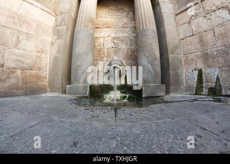 Título : la fontaine du Lion, également nommée Font del Lleó ou Fuente del León en Caldes de Montbui. Eau chaude thermale printemps près de Barcelone. Banque D'Images