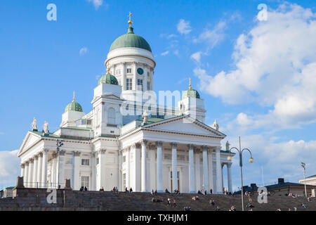 Helsnki, Finlande - 21 mai 2016 : les gens ordinaires reste sur le large escalier près de Cathédrale d'Helsnki Banque D'Images