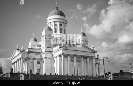 Helsnki, Finlande - 21 mai 2016 : les gens ordinaires reste sur le large escalier près de Cathédrale d'Helsnki, photo en noir et blanc Banque D'Images