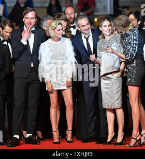 (De G à D) Lars Eidinger, Kristen Stewart, Olivier Assayas, Nora von Waldstaetten et Sigrid Bouaziz arrivent sur le tapis rouge avant la projection du film 'Personal Shopper' annuel à la 69e Festival International du Film de Cannes à Cannes, France le 17 mai 2016. Photo par Lazlo Fitz/UPI Banque D'Images