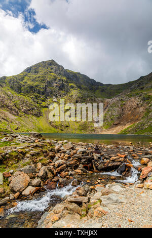 La face est de Snowdon (3,560ft) et Glaslyn lake comme vu de la piste des mineurs, Parc National de Snowdonia, Gwynedd, Pays de Galles, Royaume-Uni Banque D'Images