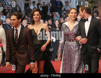 (De G à D) Xavier Dolan, Marion Cotillard, Léa Seydoux et Gaspard Ulliel arrivent sur le tapis rouge avant la projection du film "Juste la fin du monde (ce n'est qu'à la fin du monde) à la 69e assemblée annuelle des Cannes International Film Festival de Cannes (France) le 19 mai 2016. Photo de David Silpa/UPI Banque D'Images