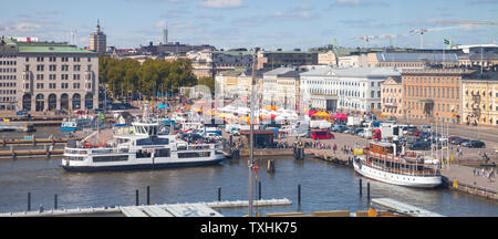 Helsnki, Finlande - le 22 mai 2016 : le centre-ville d'Helsinki avec quai de navires amarrés et marcher les gens Banque D'Images