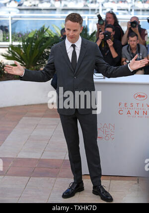 Nicolas Winding Refn arrive à un photocall pour le film 'Le néon daemon' lors de la 69 e assemblée annuelle Cannes International Film Festival de Cannes (France) le 20 mai 2016. Photo de David Silpa/UPI Banque D'Images