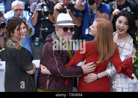 (De G à D) Agnes Jaoui, Pedro Almodovar, Jessica Chastain et Fan Bingbing arrivent à un jury photocall annuel lors de la 70e Festival International du Film de Cannes à Cannes, France le 17 mai 2017. Photo de David Silpa/UPI Banque D'Images