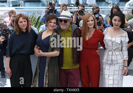 (De G à D), Maren Ade Agnes Jaoui, Pedro Almodovar, Jessica Chastain et Fan Bingbing arrivent à un jury photocall annuel lors de la 70e Festival International du Film de Cannes à Cannes, France le 17 mai 2017. Photo de David Silpa/UPI Banque D'Images