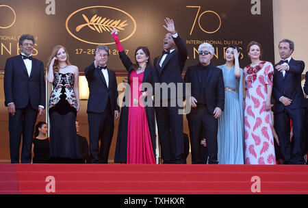 (De G à D) membres du jury Gabriel Yared, Jessica Chastain, Park Chan-wook, Agnes Jaoui, Will Smith, le président du jury Pedro Almodovar, Fan Bingbing, Maren Ade et Paolo Sorrentino arrivent sur les marches du Palais des Festivals avant la projection du film "Les fantômes d'Ismael (Ismael's Ghosts) lors de la 70e assemblée annuelle du Festival International du Film de Cannes à Cannes, France le 17 mai 2017. Photo de David Silpa/UPI.. Banque D'Images