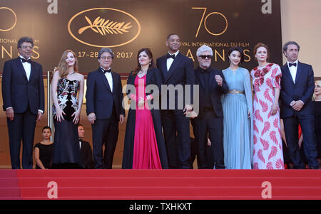 (De G à D) membres du jury Gabriel Yared, Jessica Chastain, Park Chan-wook, Agnes Jaoui, Will Smith, le président du jury Pedro Almodovar, Fan Bingbing, Maren Ade et Paolo Sorrentino arrivent sur les marches du Palais des Festivals avant la projection du film "Les fantômes d'Ismael (Ismael's Ghosts) lors de la 70e assemblée annuelle du Festival International du Film de Cannes à Cannes, France le 17 mai 2017. Photo de David Silpa/UPI Banque D'Images