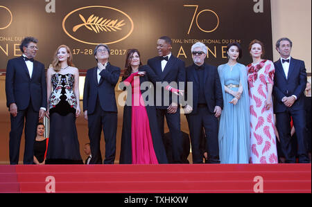 (De G à D) membres du jury Gabriel Yared, Jessica Chastain, Park Chan-wook, Agnes Jaoui, Will Smith, le président du jury Pedro Almodovar, Fan Bingbing, Maren Ade et Paolo Sorrentino arrivent sur les marches du Palais des Festivals avant la projection du film "Les fantômes d'Ismael (Ismael's Ghosts) lors de la 70e assemblée annuelle du Festival International du Film de Cannes à Cannes, France le 17 mai 2017. Photo de David Silpa/UPI Banque D'Images