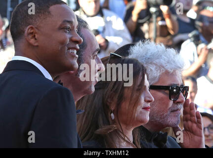 (De G à D) Will Smith, Paolo Sorrentino, Agnès Jaoui et Pedro Almodovar arrivent sur le tapis rouge avant la projection du film "Les fantômes d'Ismael (Ismael's Ghosts) lors de la 70e assemblée annuelle du Festival International du Film de Cannes à Cannes, France le 17 mai 2017. Photo de David Silpa/UPI Banque D'Images