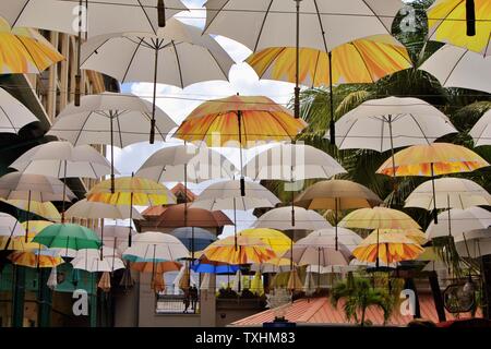Bel ensemble de parapluies en Caudan Waterfront street, l'Ile Maurice. Banque D'Images