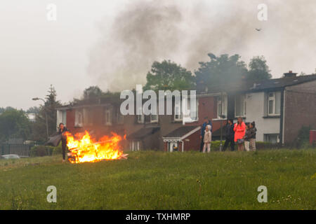 Cork, Irlande, 23 juin 2019. Bonfire Night continue malgré la forte pluie, la ville de Cork. Malgré la forte pluie qui est tombée tout au long de la journée, certains ont quand même réussi à la lumière des feux illégaux dans toute la ville. Credit : Damian Coleman/Alamy Live News. Banque D'Images