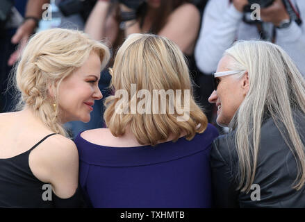 Nicole Kidman (L), Elisabeth Moss (C) et Jane Campion arrivent à un photocall pour le film 'Haut du lac : China Girl' annuel lors de la 70e Festival International du Film de Cannes à Cannes, France le 23 mai 2017. Photo de David Silpa/UPI Banque D'Images