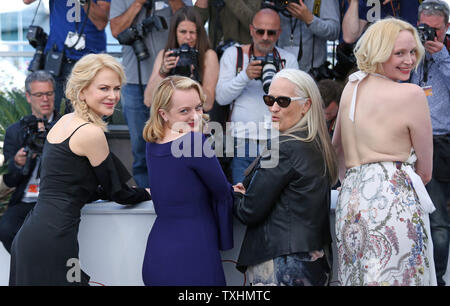 (De G à D) Nicole Kidman, Elisabeth Moss, Jane Campion et Gwendoline Christie arrivent à un photocall pour le film 'Haut du lac : China Girl' annuel lors de la 70e Festival International du Film de Cannes à Cannes, France le 23 mai 2017. Photo de David Silpa/UPI Banque D'Images