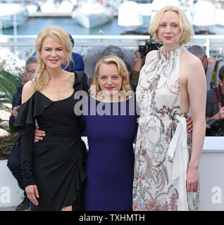 Nicole Kidman (L), Elisabeth Moss (C) et Gwendoline Christie arrivent à un photocall pour le film 'Haut du lac : China Girl' annuel lors de la 70e Festival International du Film de Cannes à Cannes, France le 23 mai 2017. Photo de David Silpa/UPI Banque D'Images