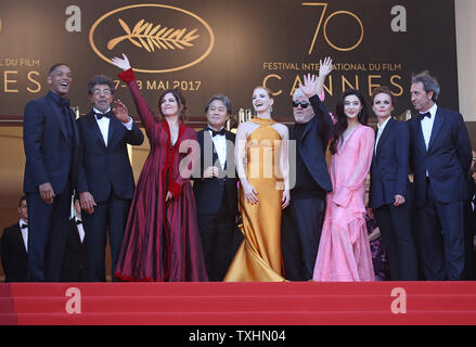 (De G à D) membres du jury Will Smith, Gabriel Yared, Agnes Jaoui, bougies d'Chan-wook, Jessica Chastain, Pedro Almodovar, Fan Bingbing, Maren Ade et Paolo Sorrentino arrivent sur le tapis rouge pour célébrer le 70e anniversaire du Festival International du Film de Cannes à Cannes, France le 23 mai 2017. Photo de David Silpa/UPI Banque D'Images