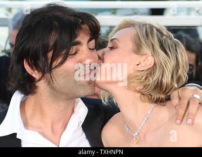 Diane Kruger (R), lauréat du prix "Meilleure actrice" pour le film "dans le fade', arrive à la bourse photocall avec le réalisateur Fatih Akin annuel lors de la 70e Festival International du Film de Cannes à Cannes, France le 28 mai 2017. Photo de David Silpa/UPI Banque D'Images