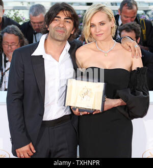 Diane Kruger (R), lauréat du prix "Meilleure actrice" pour le film "dans le fade', arrive à la bourse photocall avec le réalisateur Fatih Akin annuel lors de la 70e Festival International du Film de Cannes à Cannes, France le 28 mai 2017. Photo de David Silpa/UPI Banque D'Images